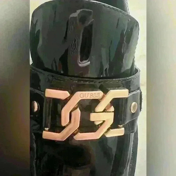 Guess black patent leather lug sole loafers with gold tone G link chain W size 8 - Picture 8 of 8